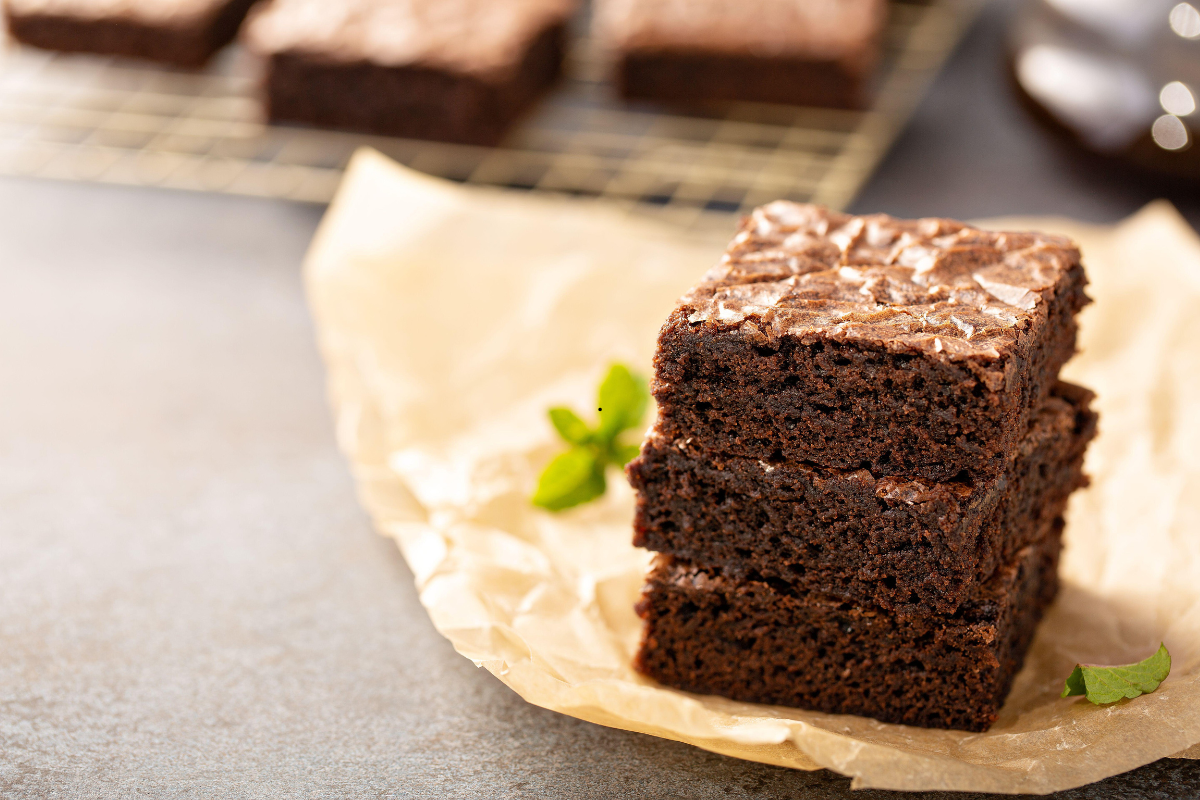 Freshly baked best fudgy brownie recipe from scratch