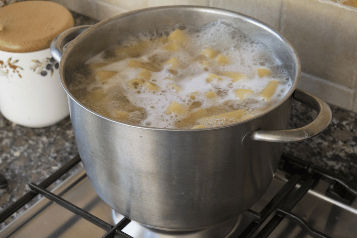 Cooking pasta in plenty of water to prevent sticking after cooking
