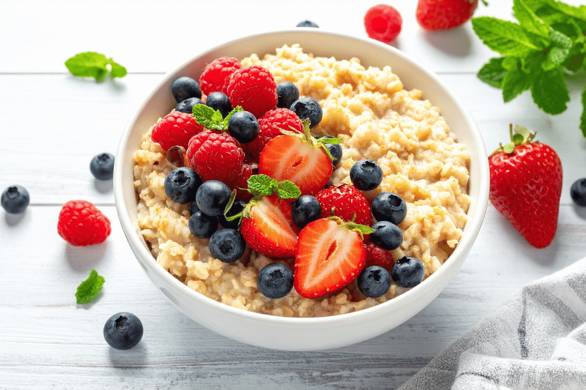 Healthy high-fiber breakfast recipes with oats, fruit, yogurt, and whole grains