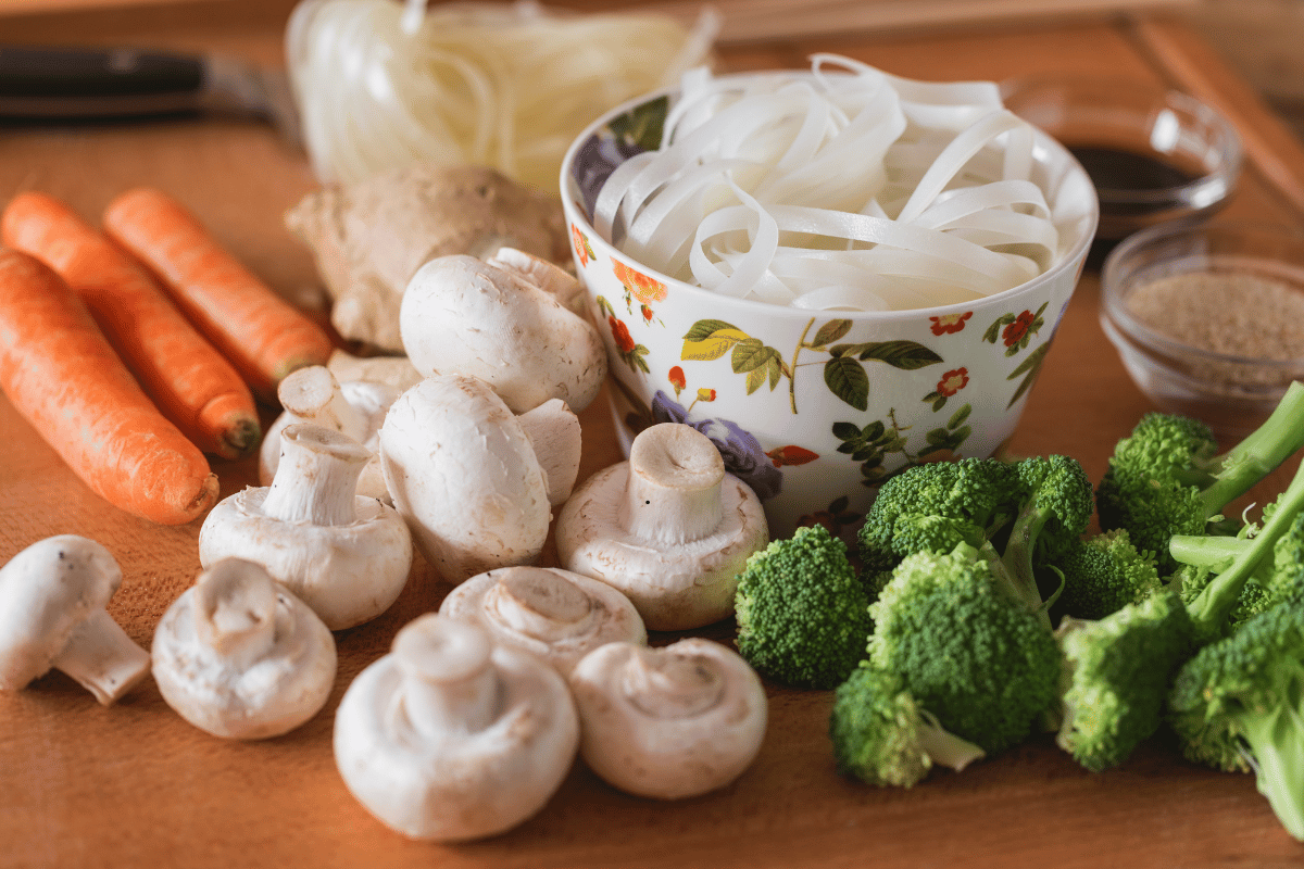 Fresh ingredients for easy chicken and vegetable stir-fry