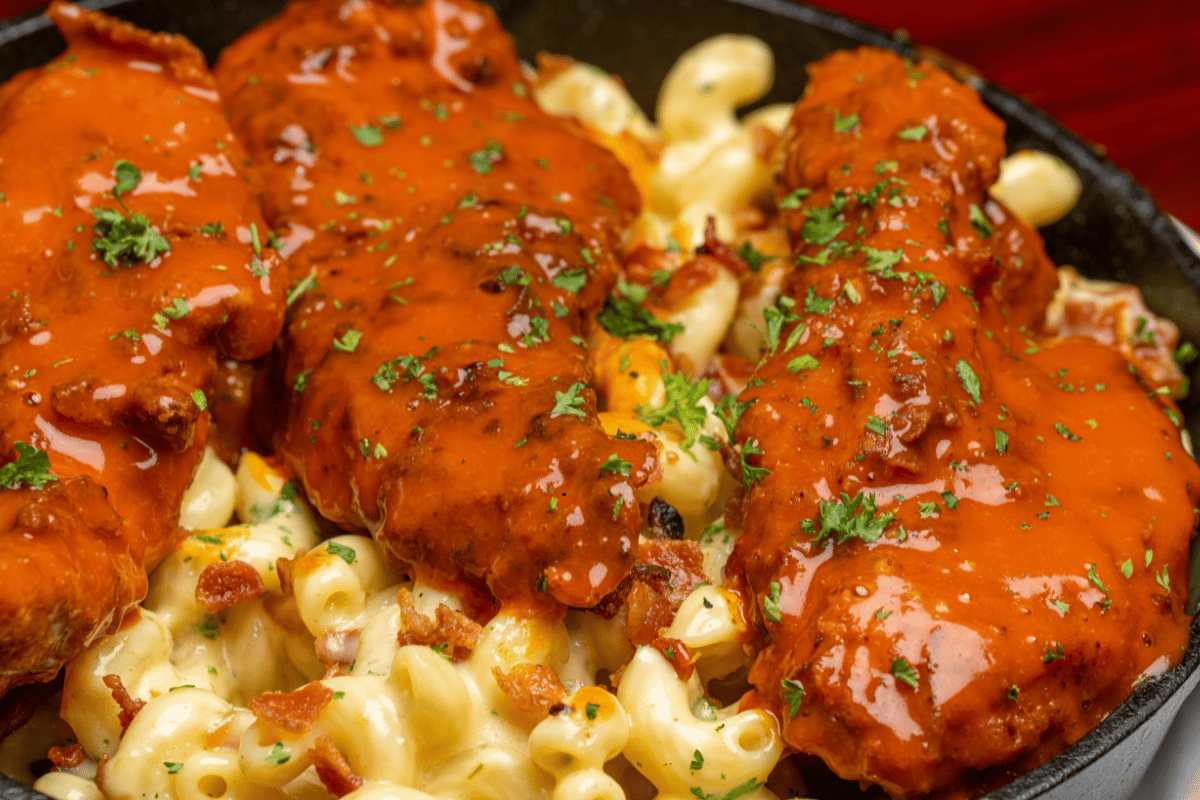 Creamy BBQ chicken mac and cheese lunch
