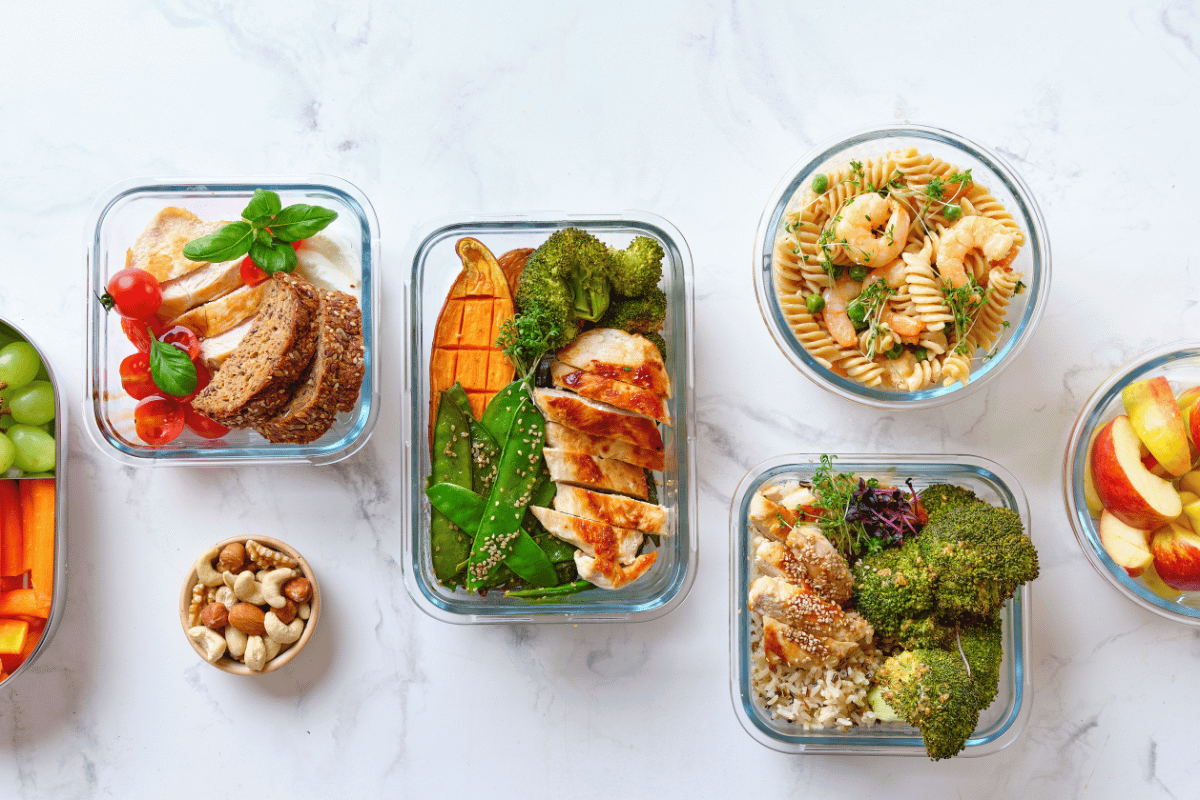 weekly family meal prep plan with prepared breakfast lunch and dinner